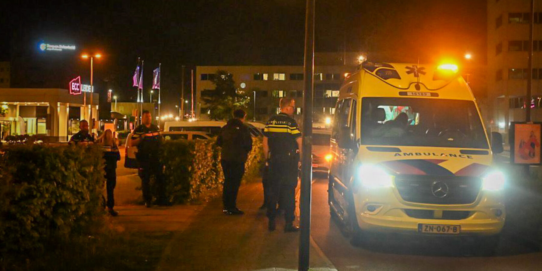 De hulpdiensten bij de Haagse Schouwweg in Leiden, waar een steekincident was.