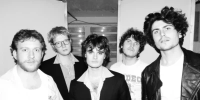 De vijf bandleden van de muziekband Talks Make Do