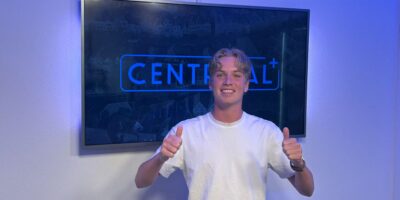 Teun Schneiders poseert lachend in de studio