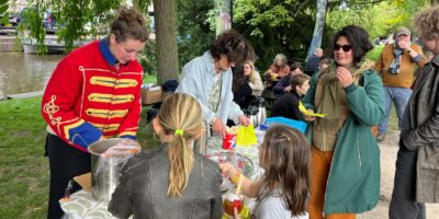 Theaterboot vaart door Leiden tijdens Bevrijdingsdag