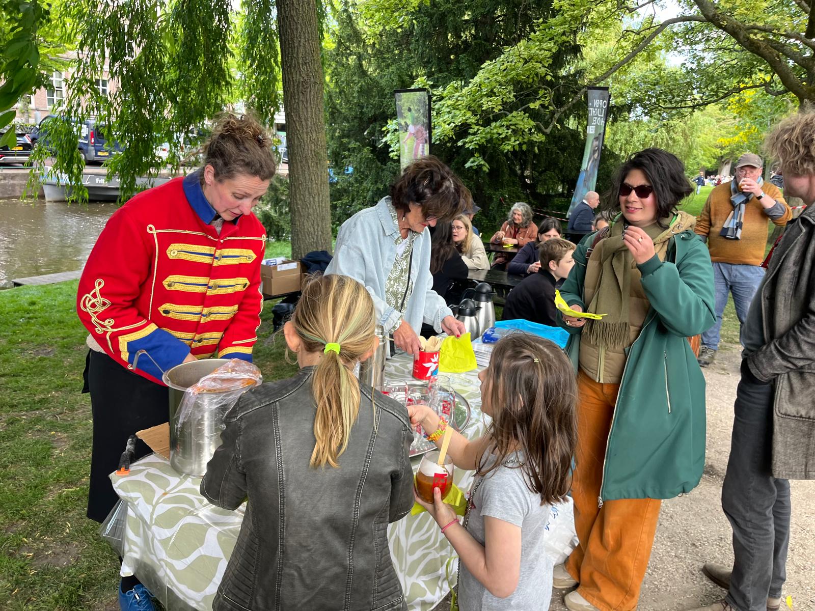 Theaterboot vaart door Leiden tijdens Bevrijdingsdag