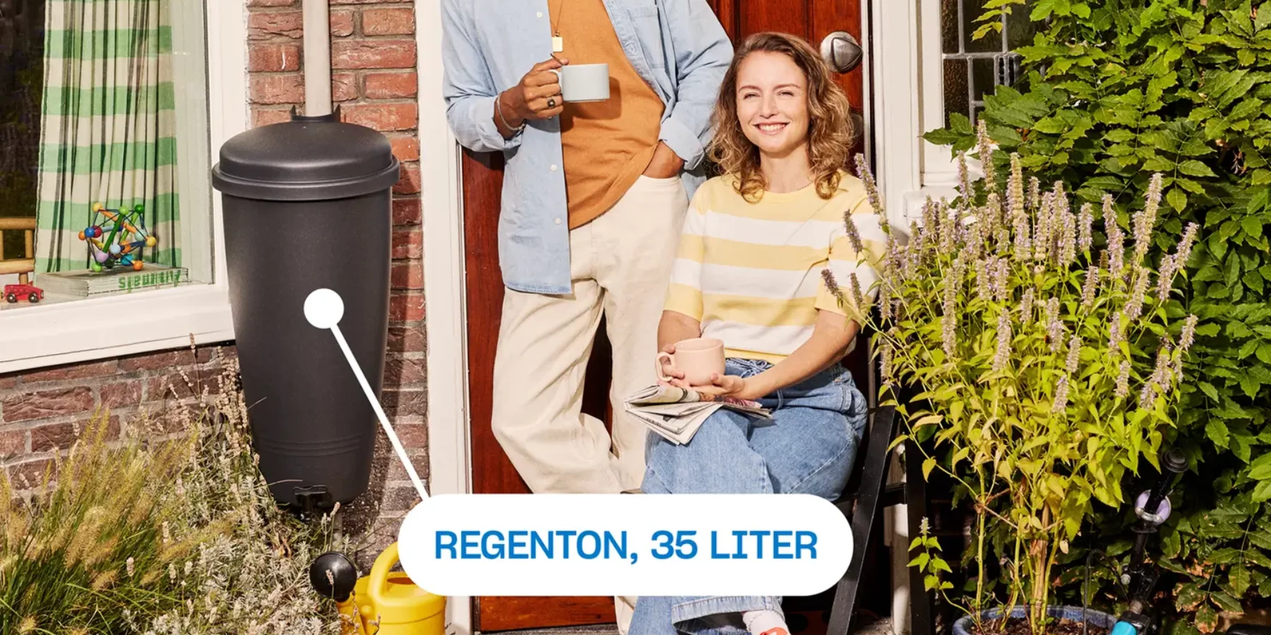 Een man en een vrouw bij de voordeur van hun huis, met naast ze een regenton van 35 liter.