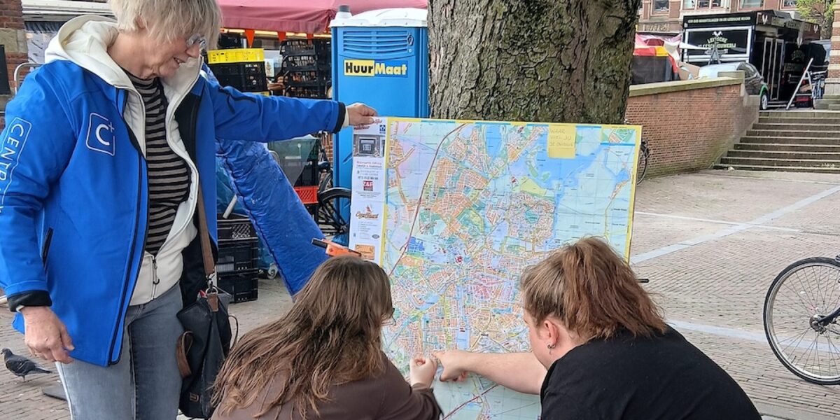 Stickers plakken op ‘enge plekken’ in Leiden en omgeving