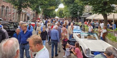 Een drukke menigte in de Dorpsstraat tijdens het Weekend van Voorschoten.
