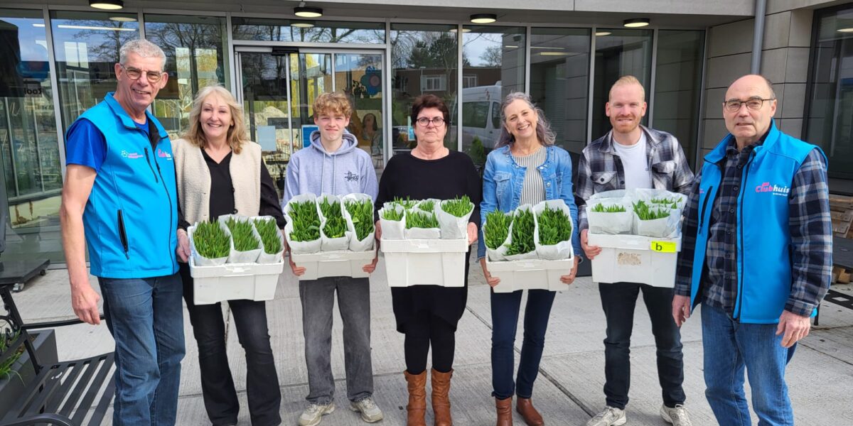 Clubhuis de Derde Helft deelt tulpen uit