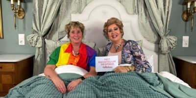 Christine Carrington in bed met Gemma Robbers