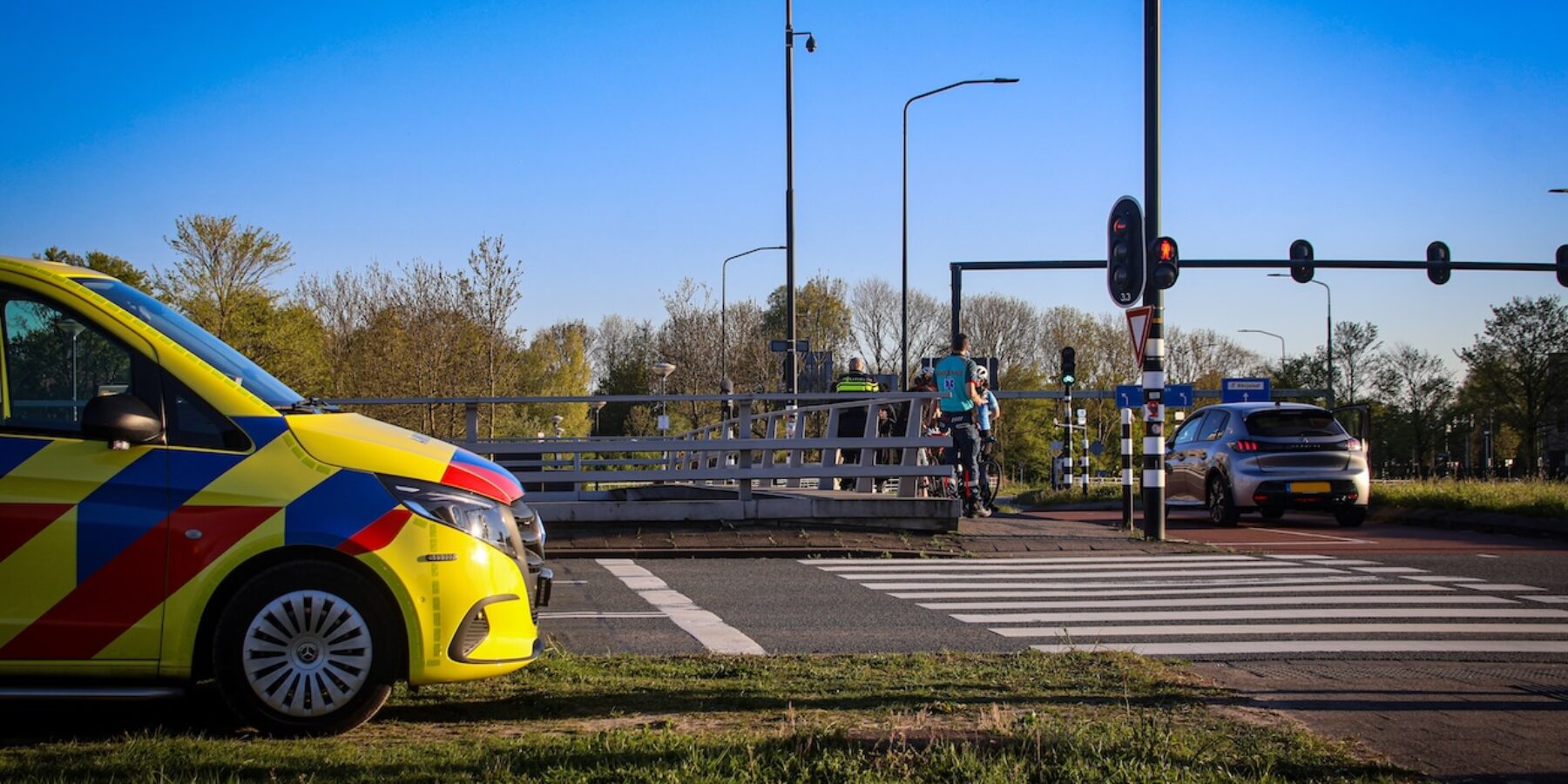 Wielrenster aangereden op oversteekplaats Plesmanlaan