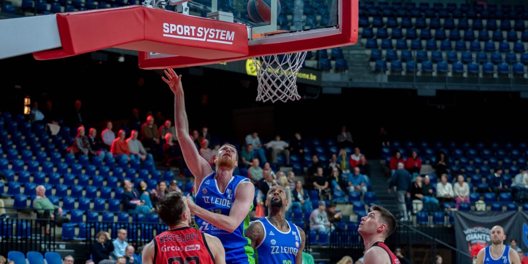 ZZ Leiden Basketball tegen Windrose Giants Antwerp. Een aanval van Leiden.