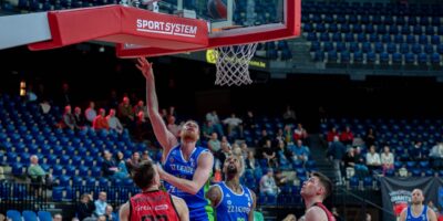ZZ Leiden Basketball tegen Windrose Giants Antwerp. Een aanval van Leiden.