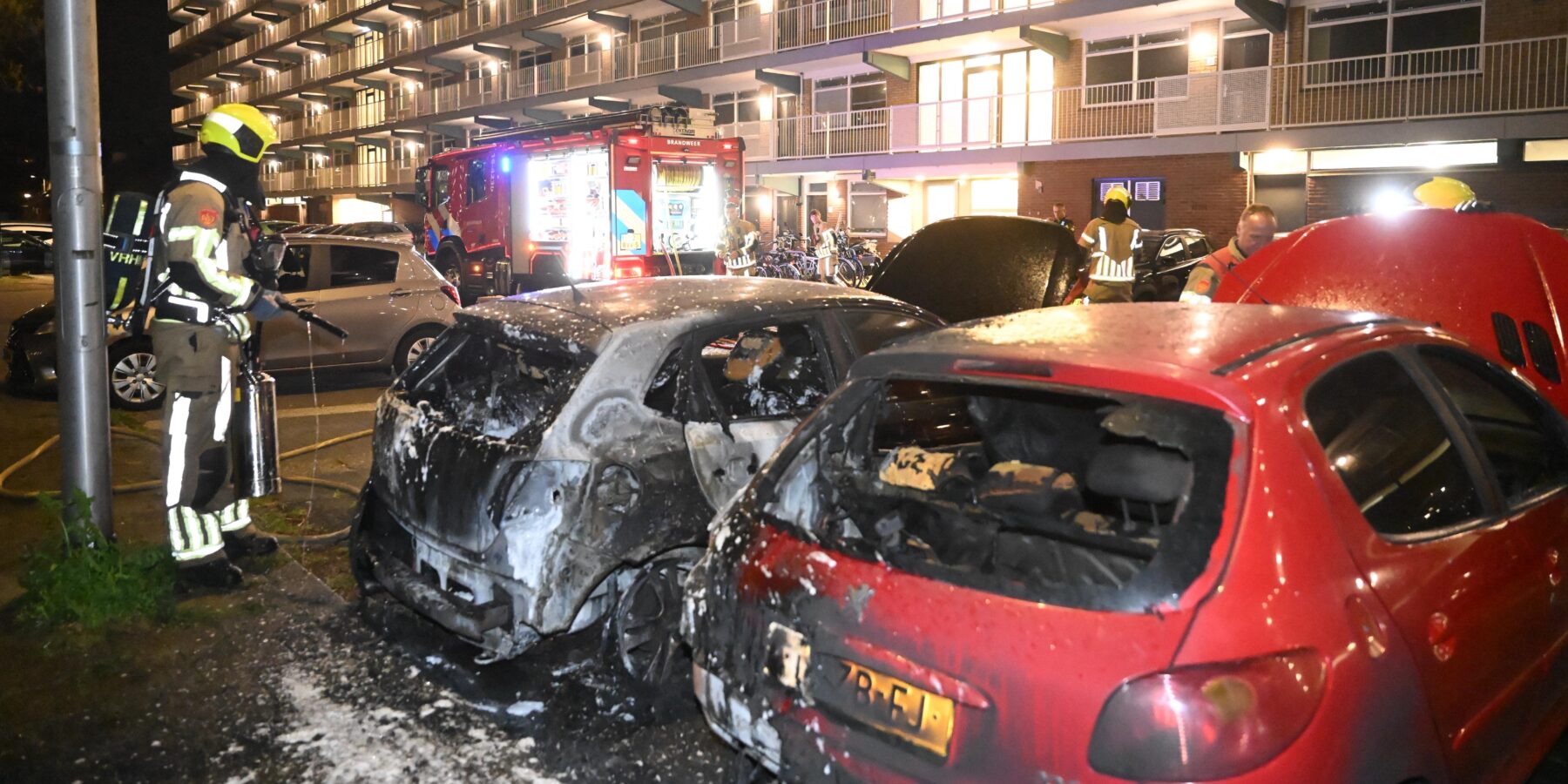 Geparkeerde auto brandt uit in Voorschoten