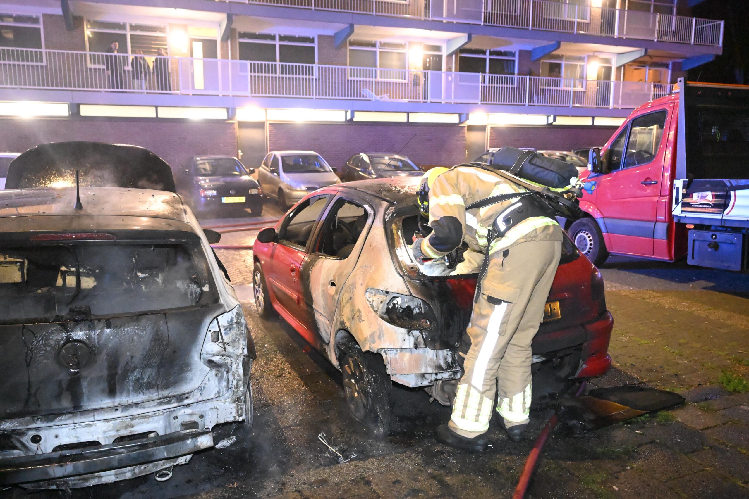 Geparkeerde auto brandt uit in Voorschoten