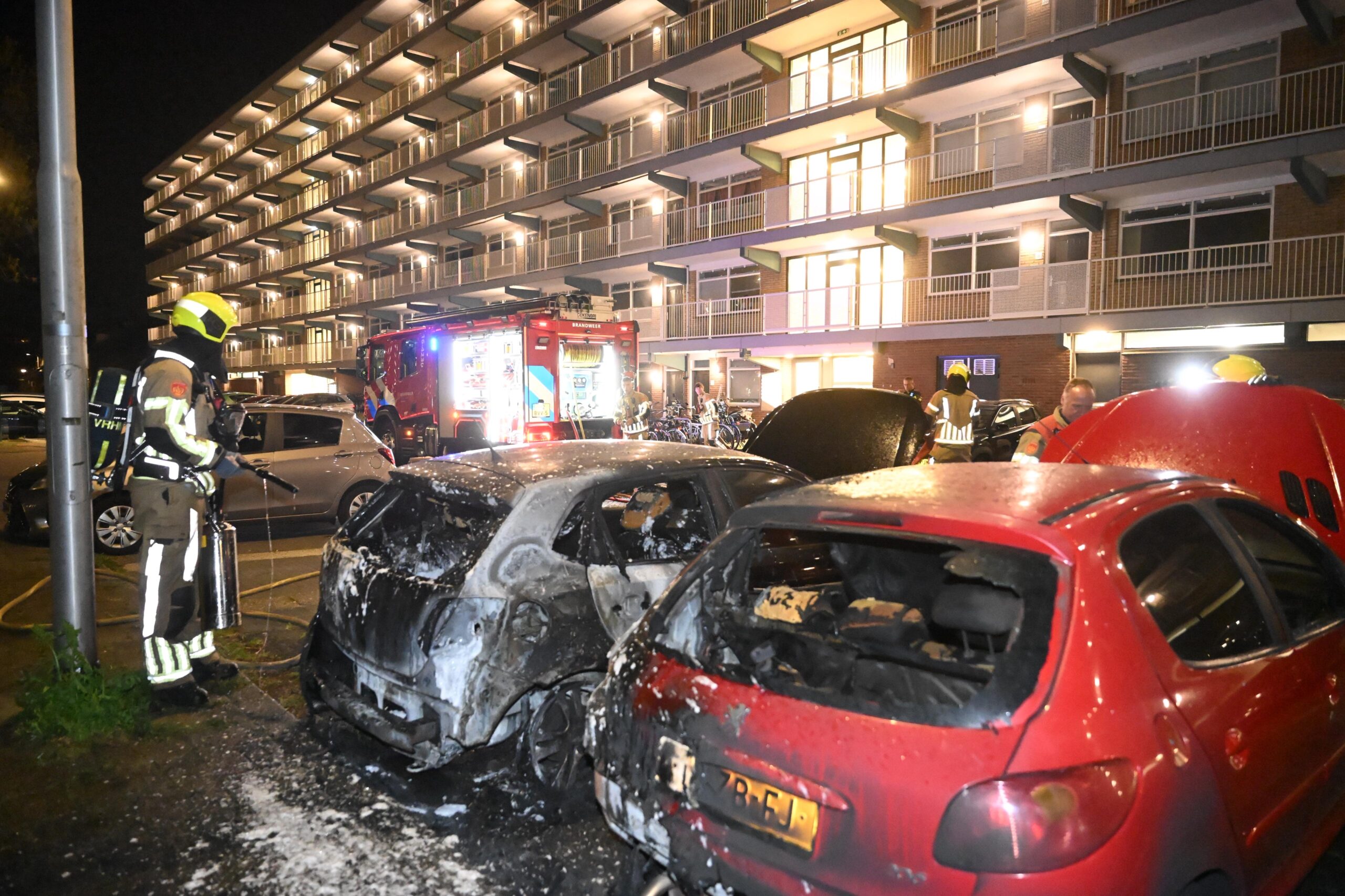 Geparkeerde auto brandt uit in Voorschoten