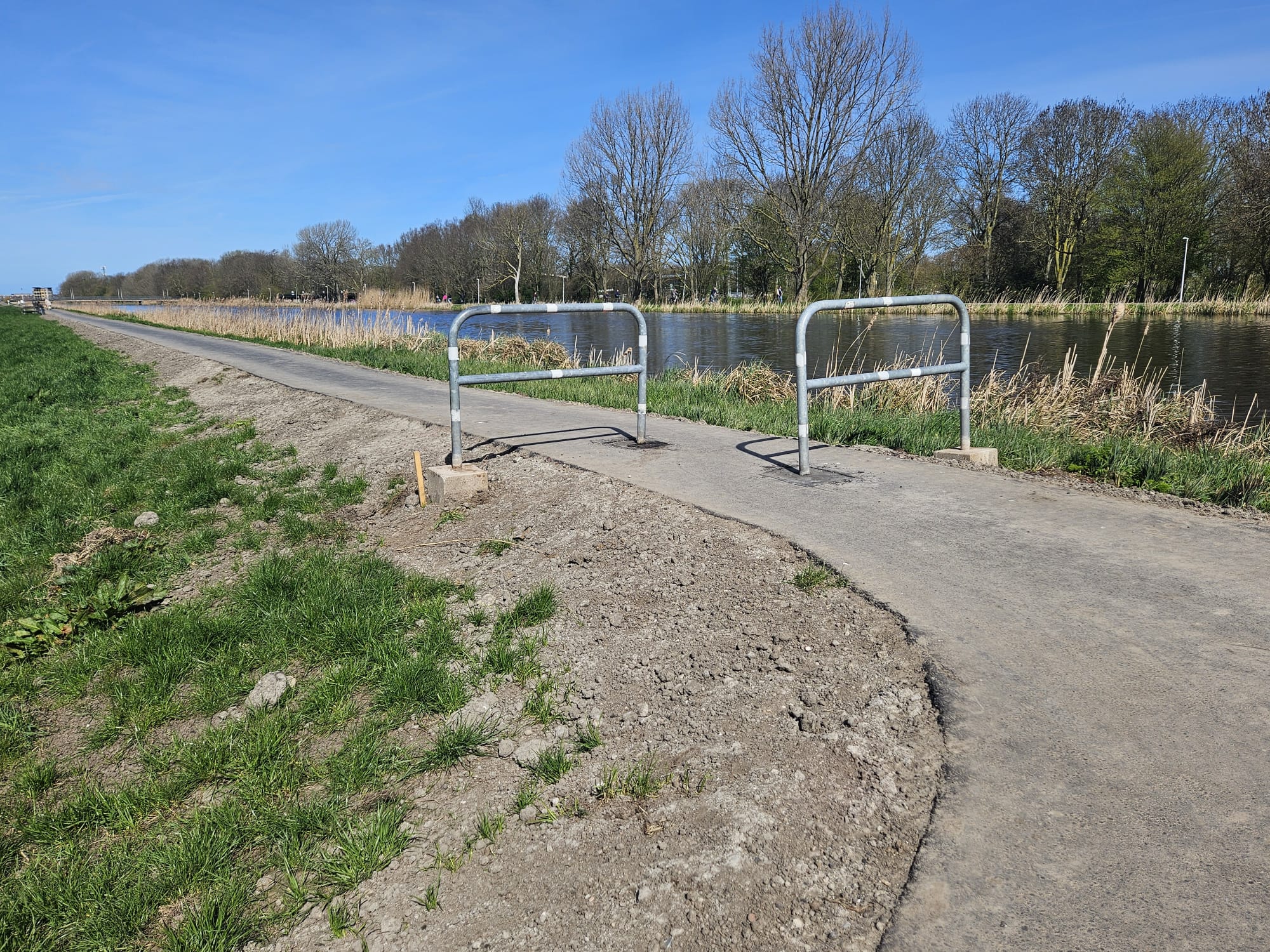 De uitrenzone aan de Dwarswatering met de vervuilde nieuwe berm. (Foto: Peter van Delft)
