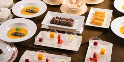 Meerdere Chinese gerechten op een ronde tafel.