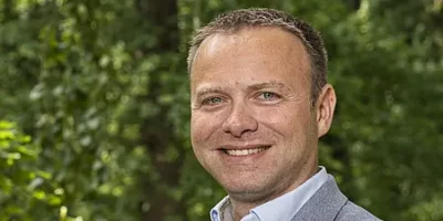 Gemeentesecretaris Versluis vertrekt uit Oegstgeest voor een nieuwe uitdaging in Woerden na zes jaren waardevolle samenwerking.