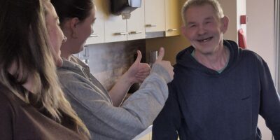 ROC Mondriaan studenten begeleiden cliënt tijdens samenwerking zorg Estland