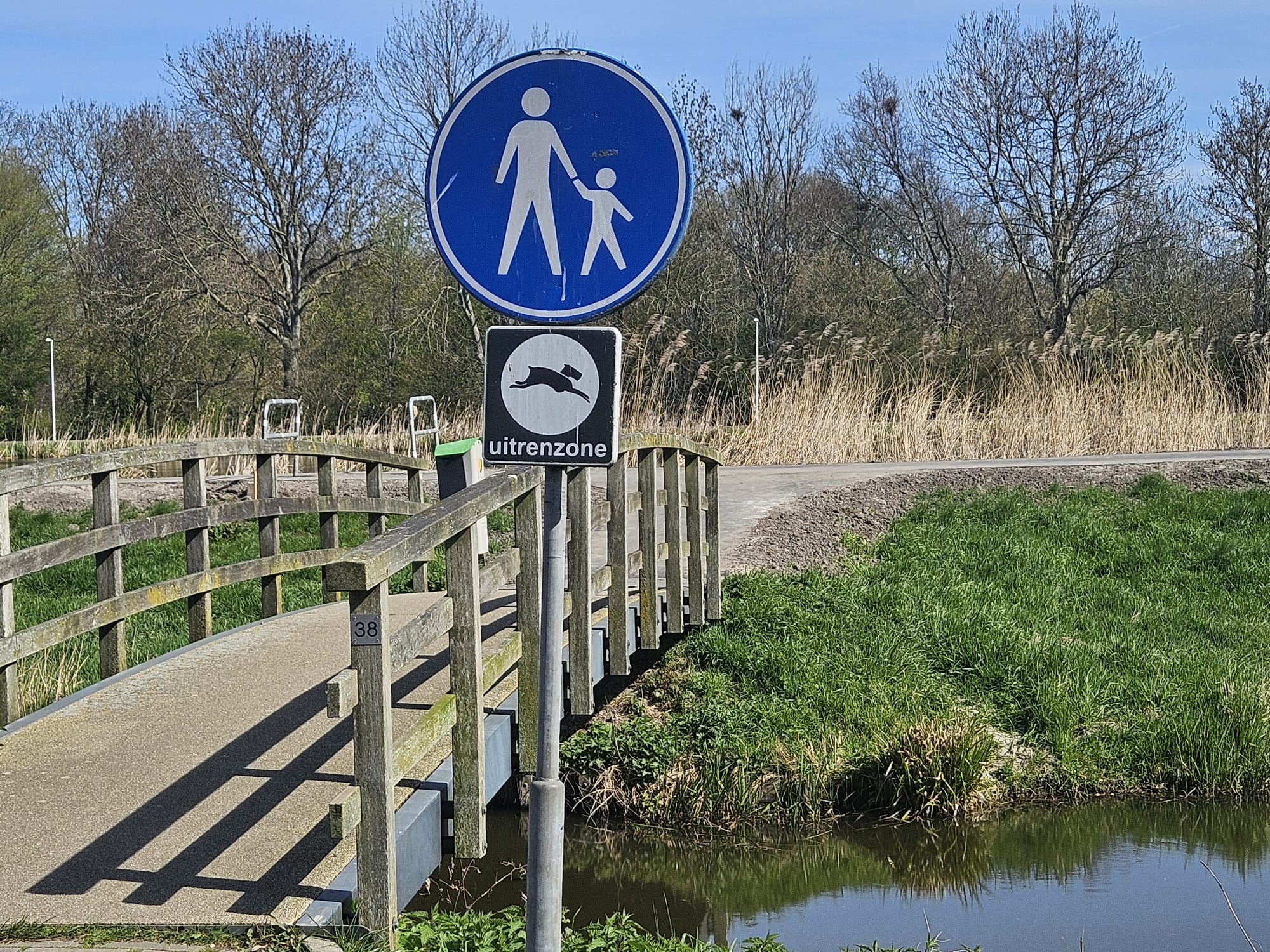 De uitrenzone aan de Dwarswatering met de vervuilde nieuwe berm. (Foto: Peter van Delft)