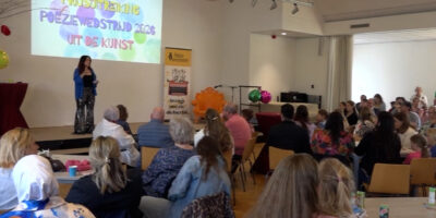 Het Bondsgebouw. Presentator Ine Duijnkerke spreekt het publiek toe.