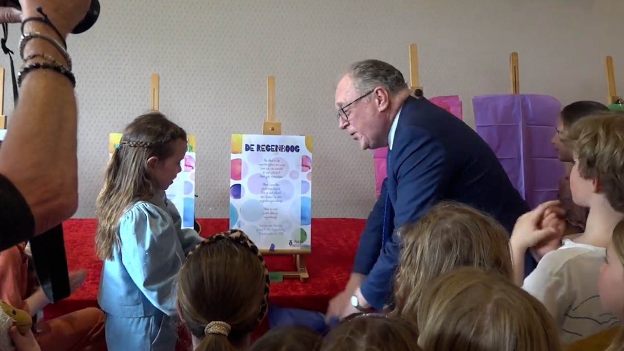 Wethouder Hans van der Elst onthulde de borden voor in het museum