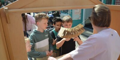 Kinderen kopen een lootje bij de Voorjaarsmarkt bij Joris de Witte in Oegstgeest