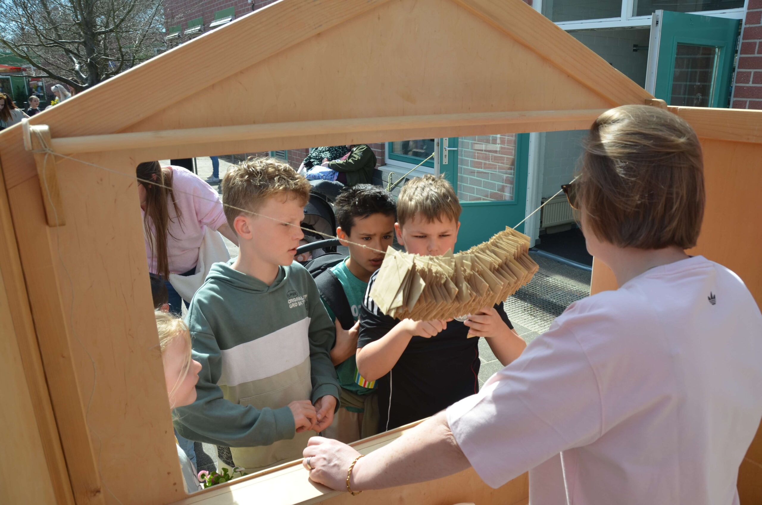 Kinderen kopen een lootje op de voorjaarsmarkt bij Joris de Witte in Oegstgeest. (Foto: Centraal+ / Paulien Spapens).