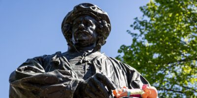 Standbeeld van Rembrandt van Rijn met pop tijdens actie van Dolle Mina Leiden in Leiden