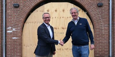 Wethouder Hubert Schokker en de voormalig eigenaar van de Kruispuntkerk in Voorschoten.
