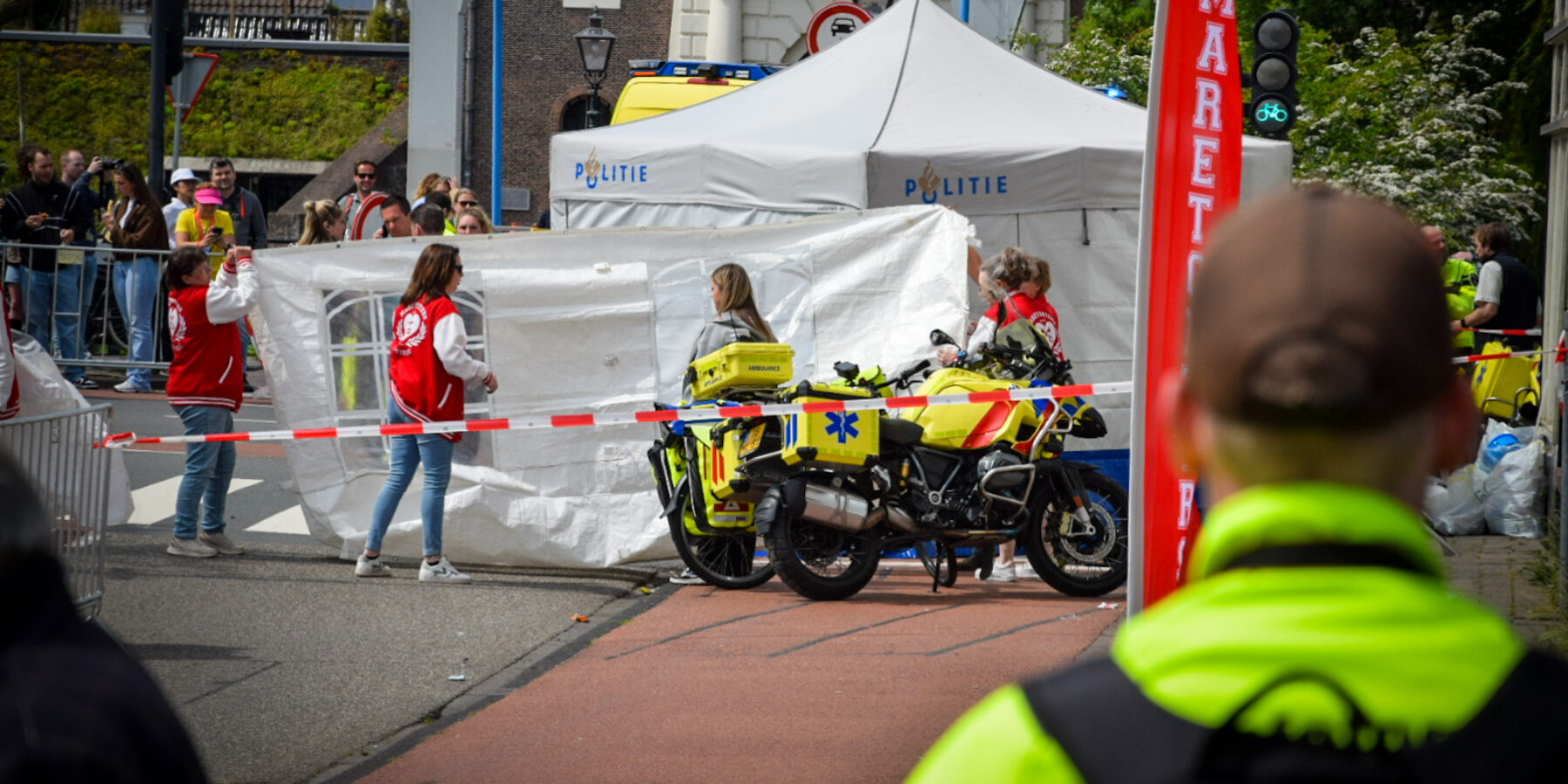 De witte tent over het slachtoffer bij de Leiden Marathon. Het 15-jarig meisje uit Oegstgeest is overleden.