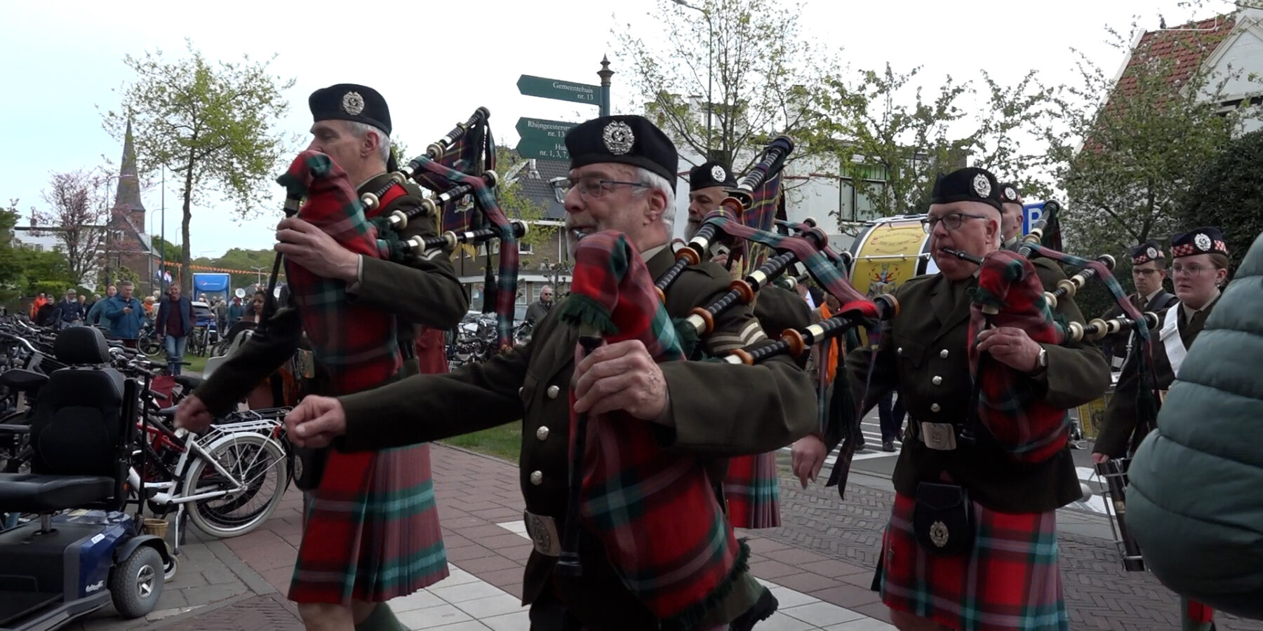 The Red Rose of Lochbuie Pipes & Drums speelden op Koningsdag in Oegstgeest