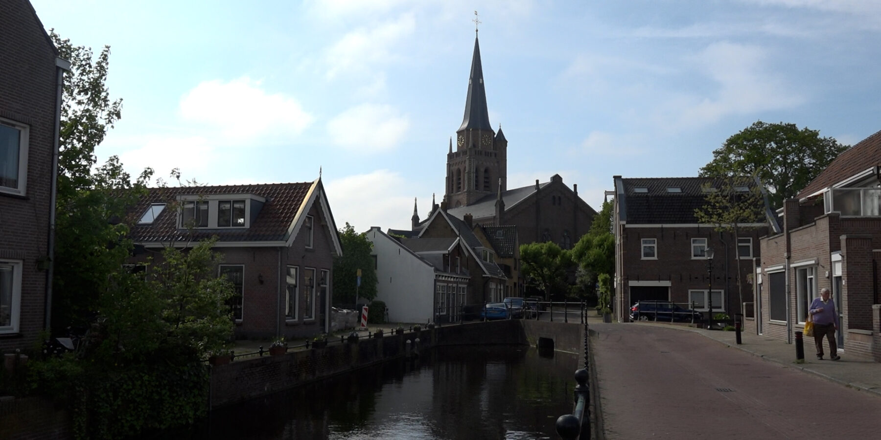 De dorpskerk in Voorschoten. Er ontstaat verdeeldheid in Voorschoten vanwege stille klok: 'Het hoort bij het dorp'