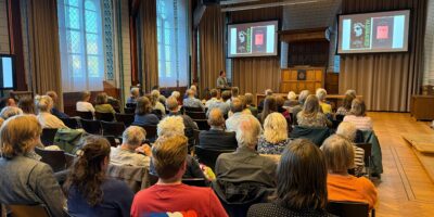 Lezing van Leidse Bespiegelingen in het Academiegebouw aan het Rapenburg in Leiden met publiek in de zaal