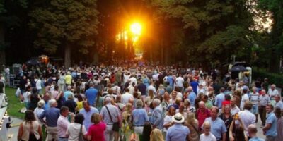 Bezoekers genieten van Midsummernight at Oud Poelgeest bij zonsondergang