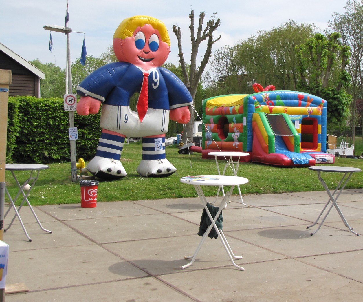 Ook andere dingen: springkussens voor de kinderen. (Foto: Paul Aalbers)