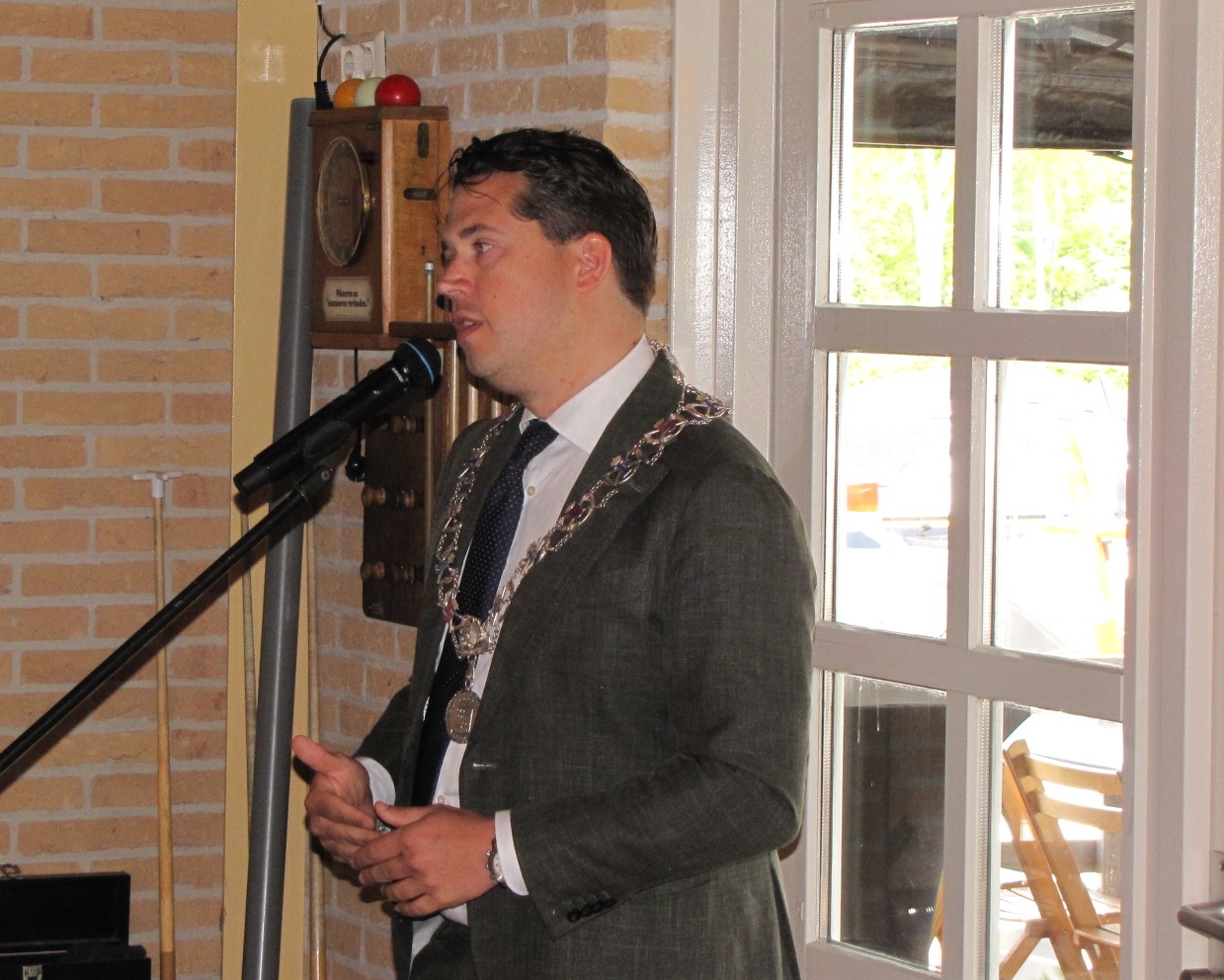 Locoburgemeester Laurens van Doeveren aan het woord. (Foto: Paul Aalbers)
