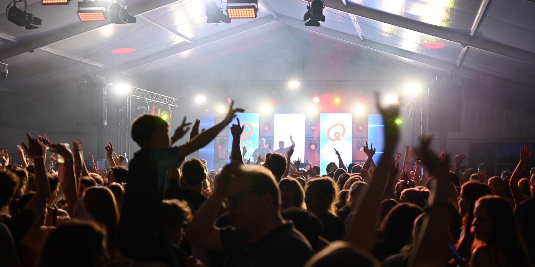 Bezoekers tijdens een eerdere editie van het Dorpsfeest Zoeterwoude in een feesttent op Sportpark Haasbroek