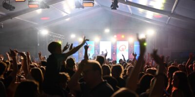 Bezoekers tijdens een eerdere editie van het Dorpsfeest Zoeterwoude in een feesttent op Sportpark Haasbroek