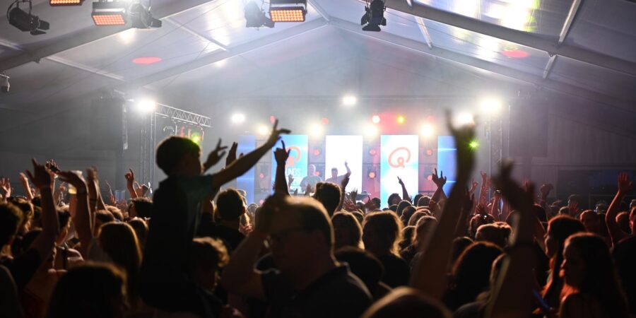 Bezoekers tijdens een eerdere editie van het Dorpsfeest Zoeterwoude in een feesttent op Sportpark Haasbroek