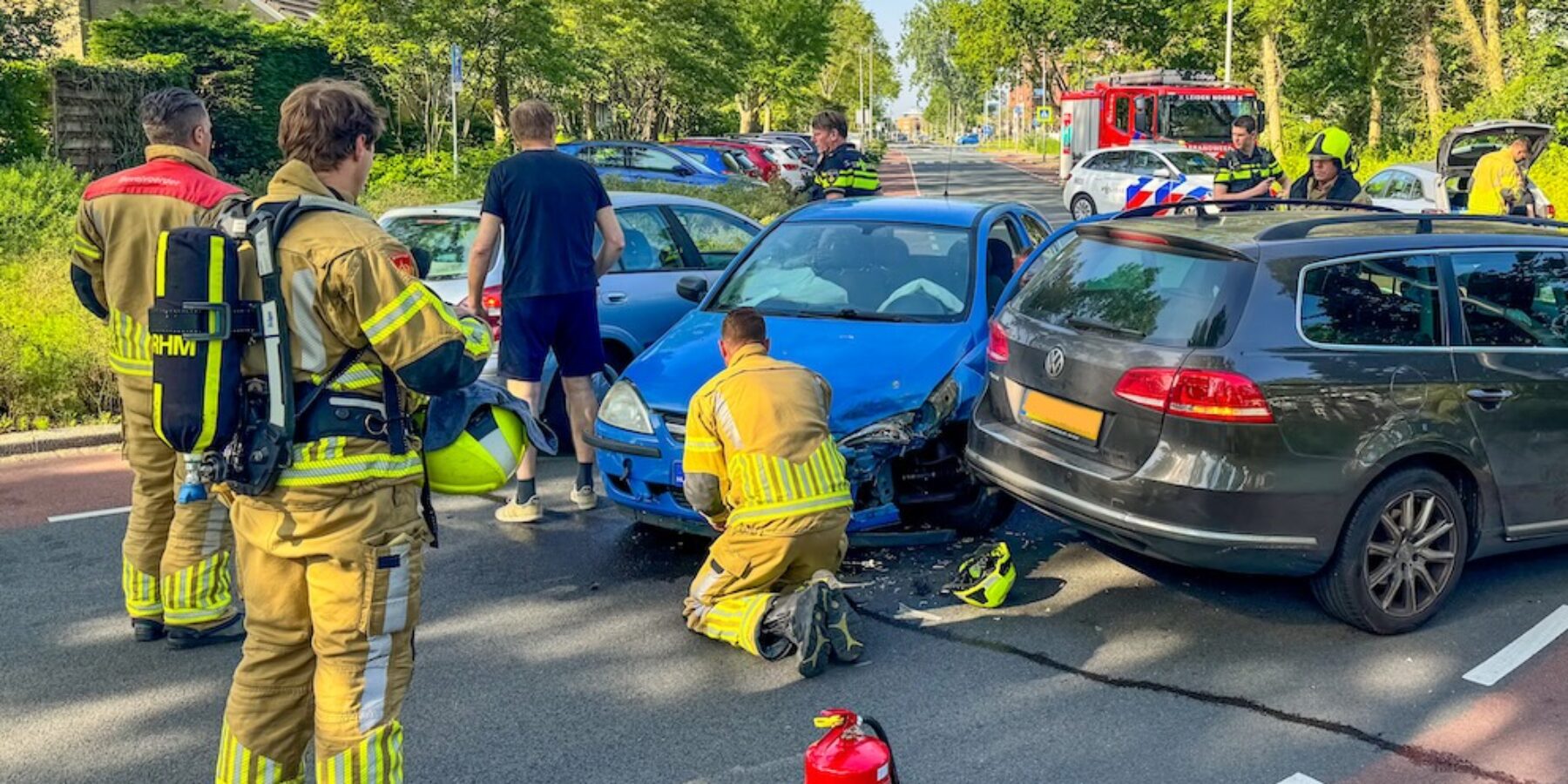 Twee auto's raakten beschadigd bij een aanrijding op de Heinsiuslaan in Leiderdorp. Een slachtoffer moest naar het ziekenhuis.