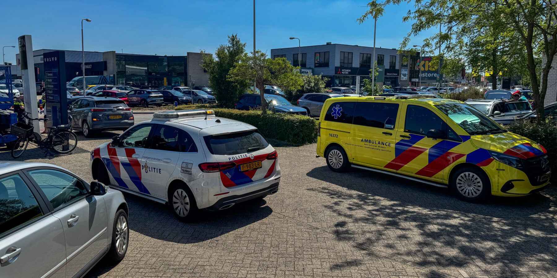 Een politieauto en ambulanceauto op de Rietschans.