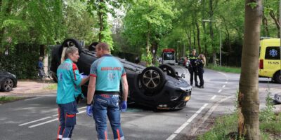 Auto rijdt tegen boom en eindigt ondersteboven op Stoeplaan in Wassenaar
