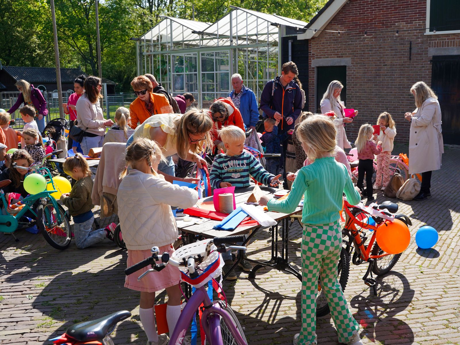 Fietsen versieren bij Brasserie Park.