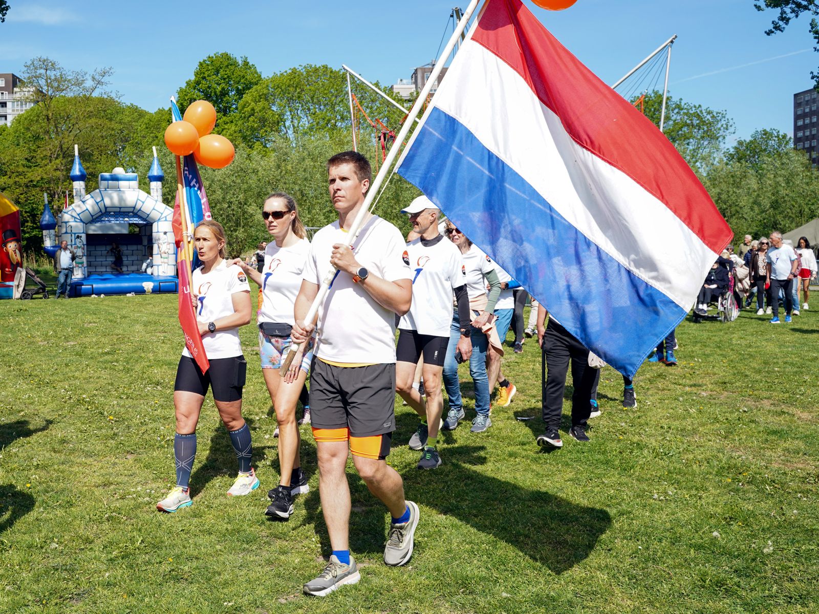 De Freedomrunners komen aan bij het podium.