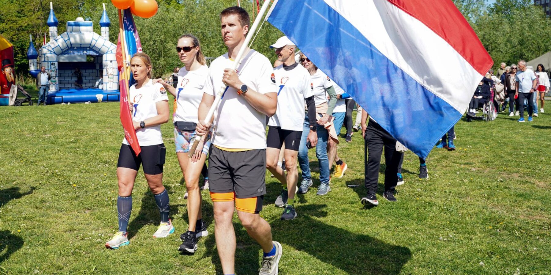 De freedomrunners komen aan in park De Houtkamp in Leiderdorp op Bevrijdingsdag.