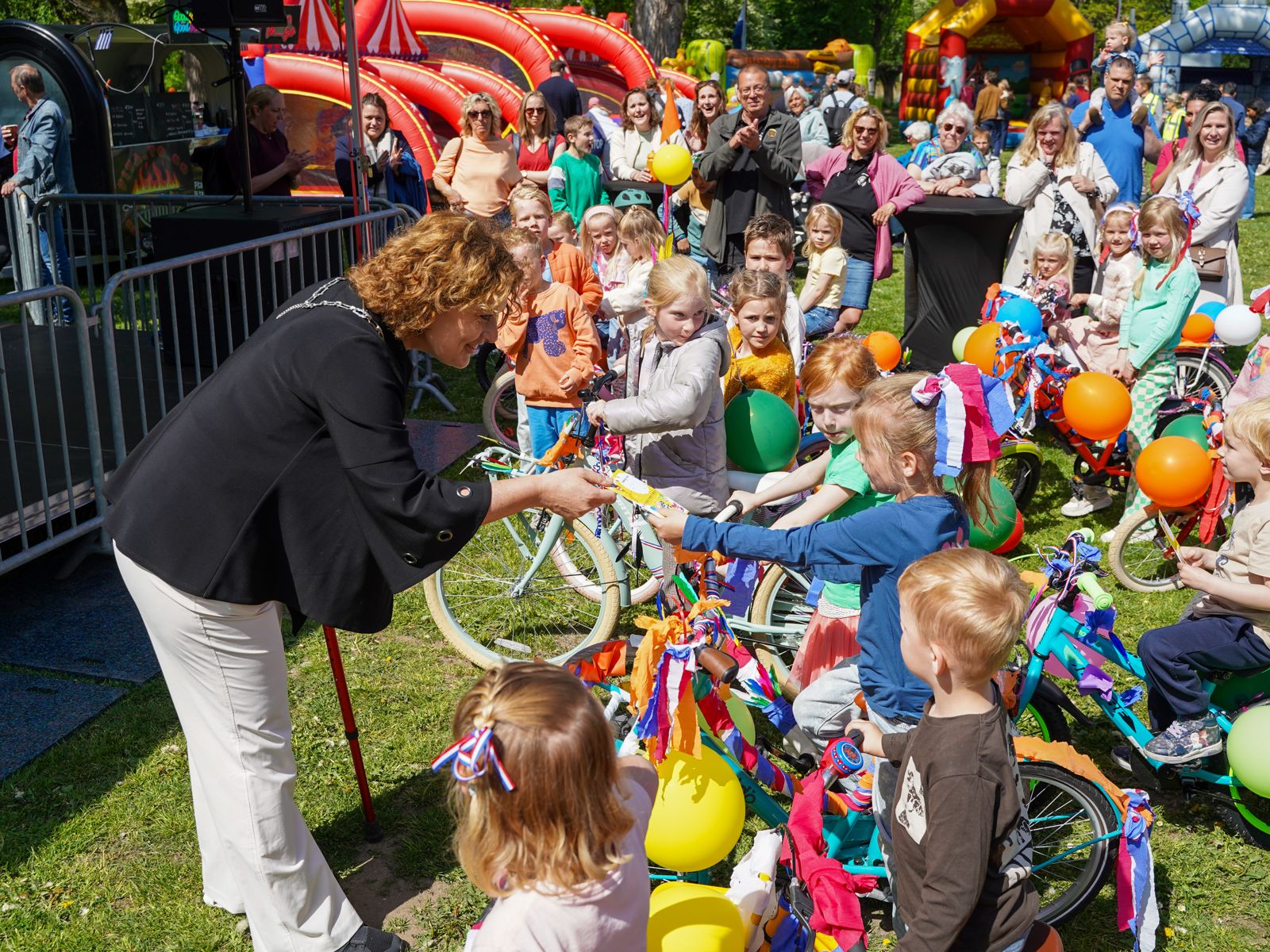 Burgemeester van Gaal kiest een winnende versierde fiets.
