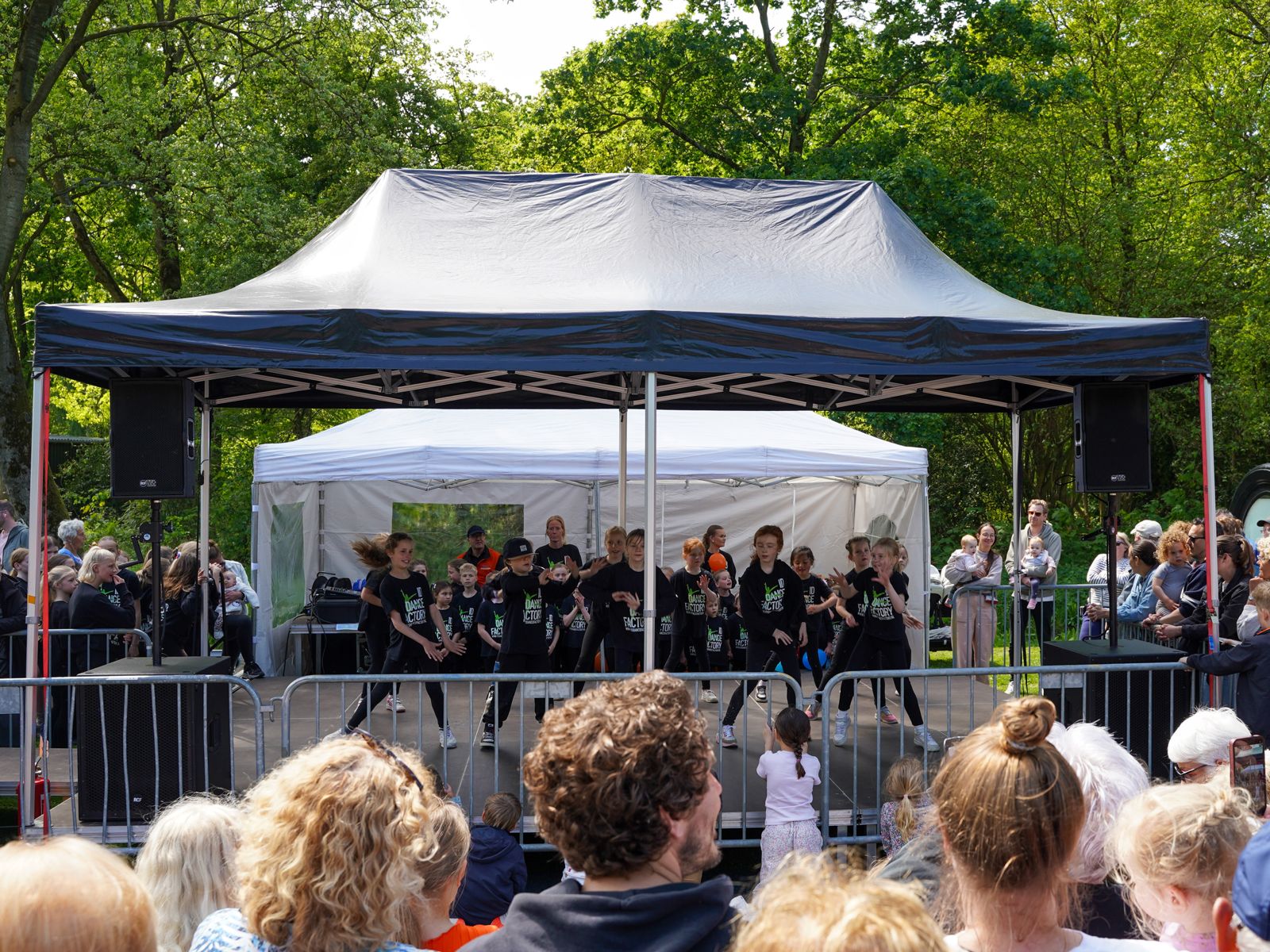Dansoptreden van ID Dance Factory op het podium.