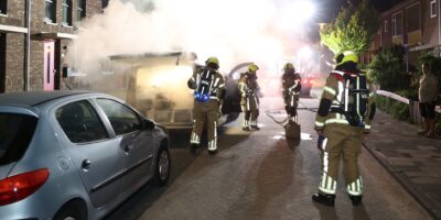 Brand in werkbus aan de Zernikelaan in Voorschoten. De brand is in de bus zelf begonnen. De brandweer is aan het blussen.