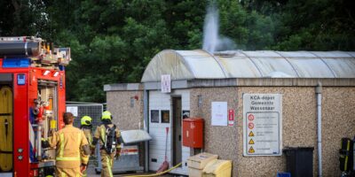 De brandweer aan het blussen op de gemeentewerf aan de Hogeboomseweg in Wassenaar. Er was brand ontstaan in het chemisch depot.