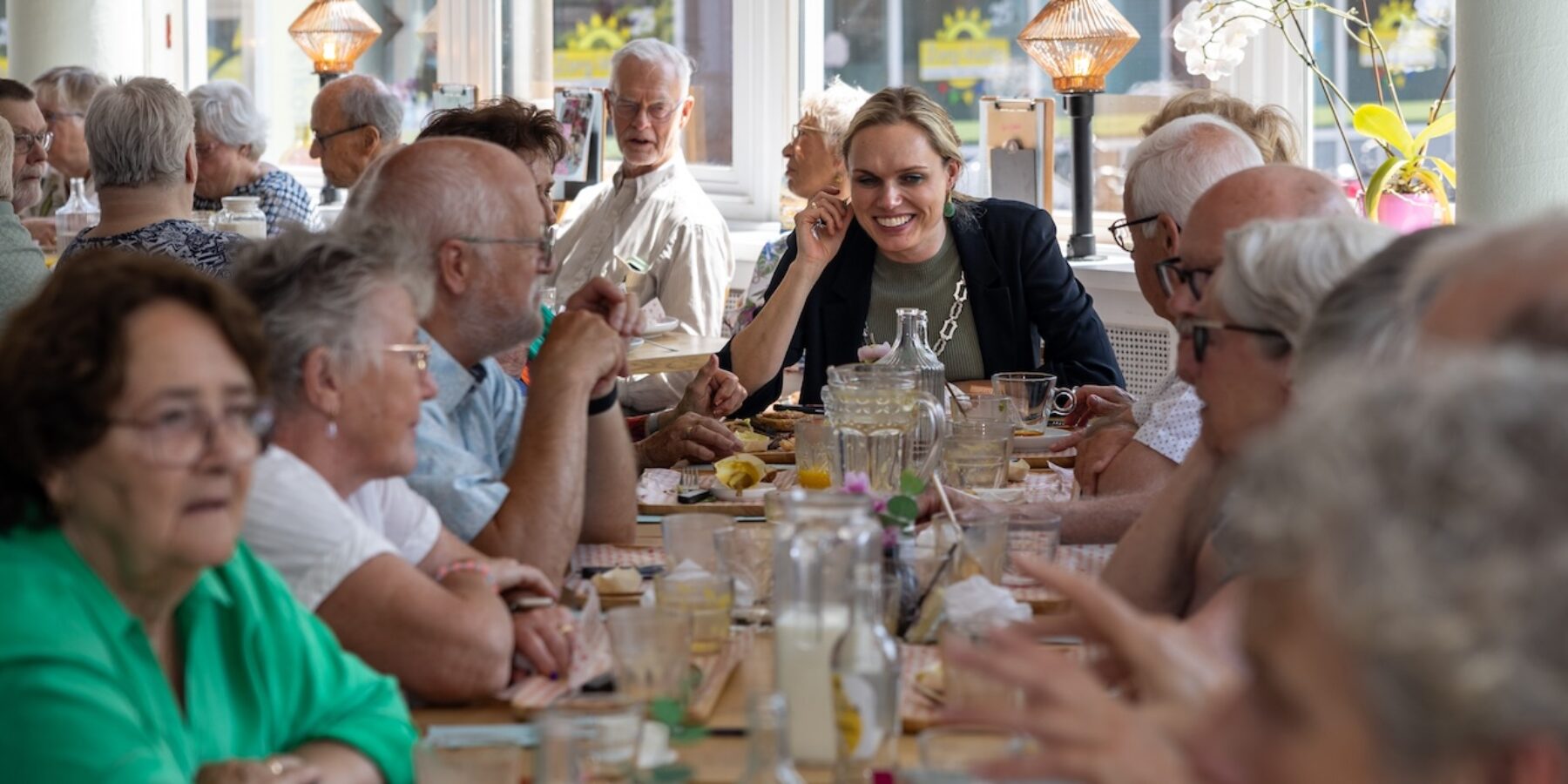 Burgemeester Struik aan tafel bij een aantal echtparen. (Foto: PR).