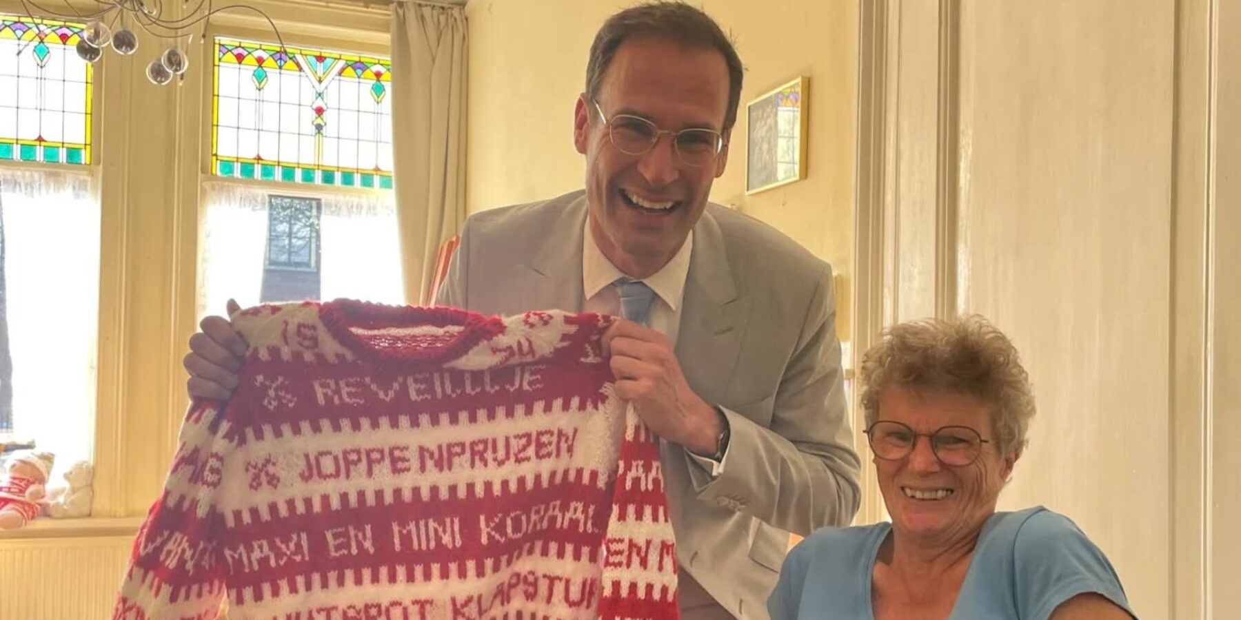 Burgemeester Peter Heijkoop en Joke van der Poel poseren met de joke-trui.
