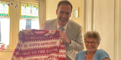 Burgemeester Peter Heijkoop en Joke van der Poel poseren met de joke-trui.